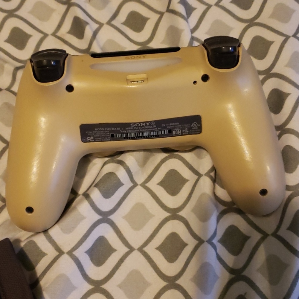 Ps4 gold controller - Picture 2 of 2
